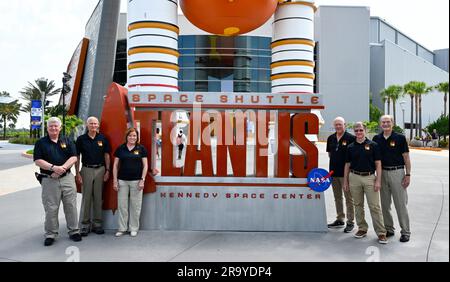 Ehemalige Astronauten vom Space Shuttle Program, Bill Shepard, Mike Mullane, Anna Fisher, Mike Baker, Chris Ferguson und Guy Gardner (l-r) stehen am Donnerstag, den 29. Juni 2023, vor dem Schild „Space Shuttle Atlantis“, um das zehnte Jubiläum der Ausstellung im Kennedy Space Center Visitor Complex, Florida, zu feiern. Foto: Joe Marino/UPI Credit: UPI/Alamy Live News Stockfoto