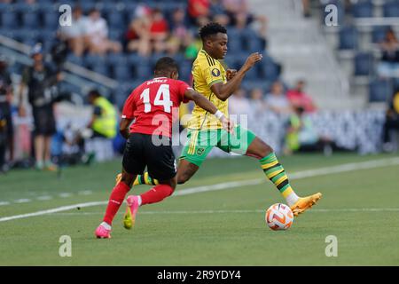 St. Louis, MO. USA; Jamaika-Verteidiger Di'Shon Bernard (6) dribbelt den Ball während eines CONCACAF von Trinidad und Tobago-Verteidiger Shannon Gomez (14) weg Stockfoto