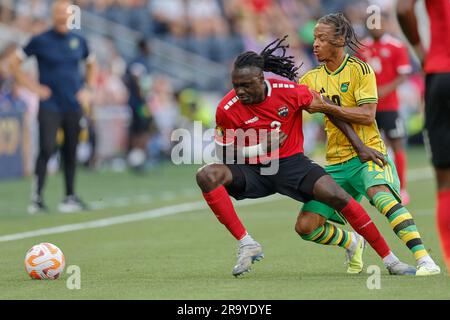 St. Louis, MO. USA: Jamaika-Mittelfeldspieler Bobby deCordova-Reid (10) und Trinidad und Tobago-Verteidiger Aubrey David (2) kämpfen um den losen Ball während eines TRICKS Stockfoto