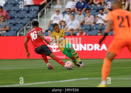 St. Louis, MO. USA; Jamaika-Verteidiger Dexter Lembikisa (2) dribbelt den Ball über das Spielfeld, während er von Trinidad und Tobago-Verteidiger Alvin Jones (1) verteidigt wird Stockfoto