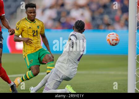 St. Louis, MO. USA; Jamaika Torwart Andre Blake (1) kommt heraus, um den rettenden Mittelfeldspieler Andre Rampersad (17) zu retten, aber er schießt das einzige Tor für Trinida Stockfoto