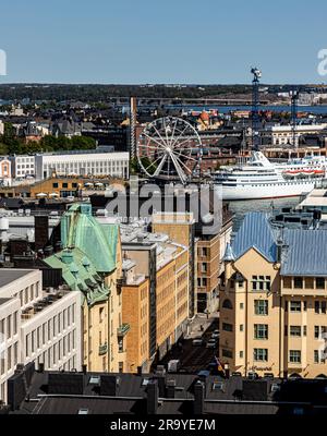 Blick auf Kaartinkaupunki, Katajanokka und Laajasalo vom Aussichtsturm der Rettungsstation Erottaja. Stockfoto