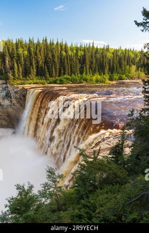 Der Twin Falls Gorge Provincial Park in den Northwest Territories, Kanada, lockt die Alexandra Falls Falls ab Stockfoto