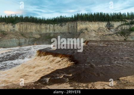 Der Twin Falls Gorge Provincial Park in den Northwest Territories, Kanada, lockt die Louise Falls Falls mit seinen beeindruckenden Abstürzen Stockfoto