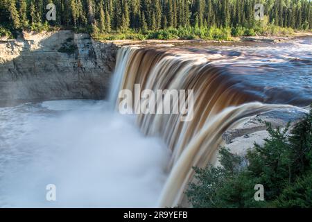 Der Twin Falls Gorge Provincial Park in den Northwest Territories, Kanada, lockt die Alexandra Falls Falls ab Stockfoto