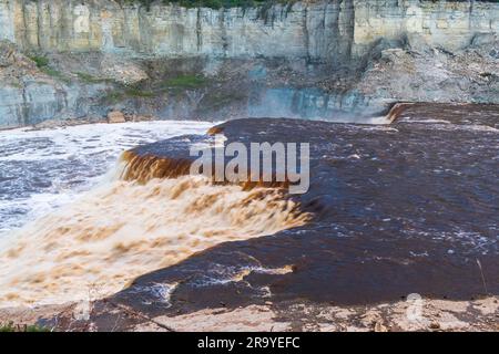 Der Twin Falls Gorge Provincial Park in den Northwest Territories, Kanada, lockt die Louise Falls Falls mit seinen beeindruckenden Abstürzen Stockfoto