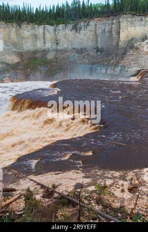 Der Twin Falls Gorge Provincial Park in den Northwest Territories, Kanada, lockt die Louise Falls Falls mit seinen beeindruckenden Abstürzen Stockfoto