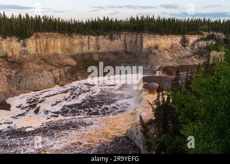 Der Twin Falls Gorge Provincial Park in den Northwest Territories, Kanada, lockt die Louise Falls Falls mit seinen beeindruckenden Abstürzen Stockfoto