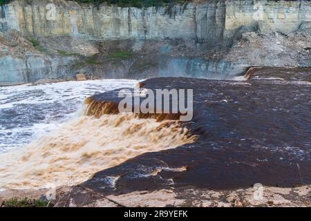 Der Twin Falls Gorge Provincial Park in den Northwest Territories, Kanada, lockt die Louise Falls Falls mit seinen beeindruckenden Abstürzen Stockfoto