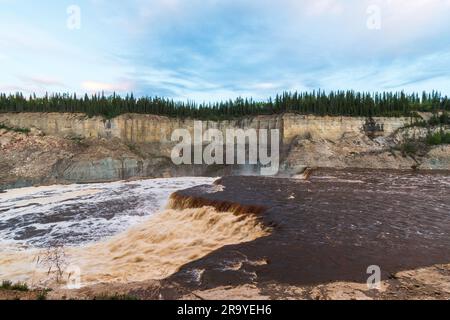 Der Twin Falls Gorge Provincial Park in den Northwest Territories, Kanada, lockt die Louise Falls Falls mit seinen beeindruckenden Abstürzen Stockfoto