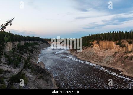 Der Twin Falls Gorge Provincial Park in den Northwest Territories, Kanada, lockt die Louise Falls Falls mit seinen beeindruckenden Abstürzen Stockfoto