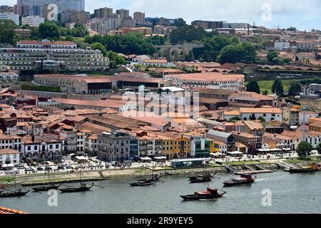 Blick über Porto, Portugal, mit gefliesten Dächern und traditionellen Rabelo-Booten auf dem Douro Stockfoto