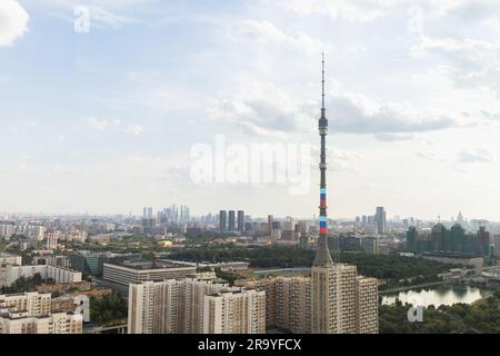 Der Ostankino Fernsehturm erhebt sich vor dem Hintergrund vieler Gebäude in der Stadt Moskau Stockfoto