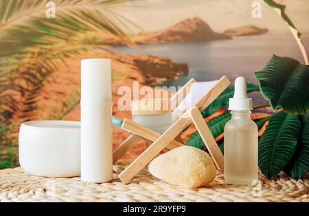 Verschiedene allgemeine weiße Kosmetikgläser Flaschen vor tropischem Urlaubshintergrund. Haut- und Körperpflege im Urlaubskonzept. Stockfoto