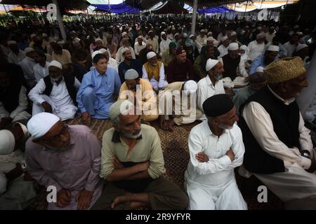 29. Juni 2023, Srinagar, Jammu und Kaschmir, Indien: Kaschmirische Moslems sahen, wie sie Eid al-Adha-Gebete in Srinagar, der Sommerhauptstadt des indischen verwalteten Kaschmirs, aufführten. Eid al-Adha ist einer der beiden heiligsten muslimischen Feiertage, die jedes Jahr gefeiert werden. Es ist die jährliche muslimische Pilgerfahrt, um Mekka zu besuchen, den heiligsten Ort im Islam. (Kreditbild: © Mubashir Hassan/Pacific Press via ZUMA Press Wire) NUR REDAKTIONELLE VERWENDUNG! Nicht für den kommerziellen GEBRAUCH! Stockfoto