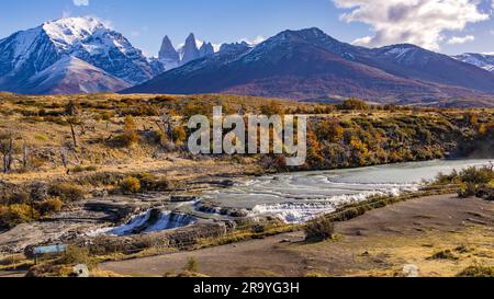 Spektakuläres Panorama mit dem Cascada Rio Paine Wasserfall vor den Bergen im Torres del Paine Nationalpark, Chile, Patagonien, Südamerika Stockfoto