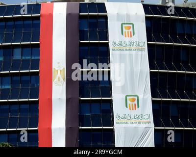 Kairo, Ägypten, Juni 29 2023: The Exterior of the National Bank of Egypt Al Ahly Egyptian Bank with the Ban flag and the Egyptian flag celebrate the A Stockfoto