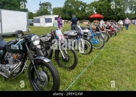 Dene Rally Steam and Vintage Show, 10. Jahrestag der Rallye im Juni 2023, Hampshire, England, Großbritannien. Eine Reihe von Oldtimer-Motorrädern Stockfoto