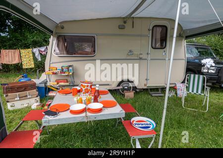 Vintage Caravan auf der Dene Rally Steam and Vintage Show im Juni 2023 in Hampshire, England, Großbritannien Stockfoto