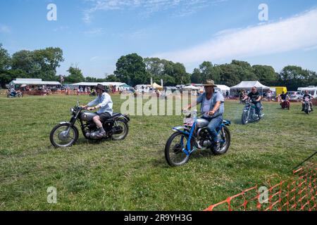 Dene Rally Steam and Vintage Show, 10. Jahrestag der Rallye im Juni 2023, Hampshire, England, Großbritannien. Ausstellung von Motorrädern in der Arena Stockfoto