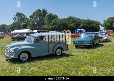 Dene Rally Steam and Vintage Show, 10. Jahrestag der Rallye im Juni 2023, Hampshire, England, Großbritannien. In der Arena werden Oldtimer ausgestellt Stockfoto