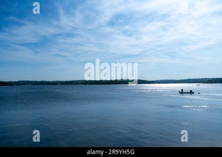 Ruhiger Blick auf den See und Angeln Stockfoto