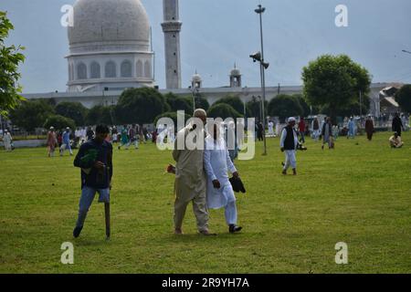 29. Juni 2023, Srinagar, Jammu und Kaschmir, Indien: Kaschmirische Moslems sahen, wie sie Eid al-Adha-Gebete in Srinagar, der Sommerhauptstadt des indischen verwalteten Kaschmirs, aufführten. Eid al-Adha ist einer der beiden heiligsten muslimischen Feiertage, die jedes Jahr gefeiert werden. Es ist die jährliche muslimische Pilgerfahrt, um Mekka zu besuchen, den heiligsten Ort im Islam. (Kreditbild: © Mubashir Hassan/Pacific Press via ZUMA Press Wire) NUR REDAKTIONELLE VERWENDUNG! Nicht für den kommerziellen GEBRAUCH! Stockfoto