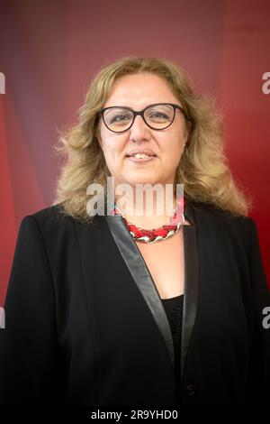 Bremen, Deutschland. 29. Juni 2023. Özlem Ünsal (SPD), Senator für Bau, Verkehr und Stadtentwicklung, steht vor einer roten Mauer. Der Bürgermeister von Bremen hatte seine Kandidaten für den Senat vorgestellt. Kredit: Sina Schuldt/dpa/Alamy Live News Stockfoto