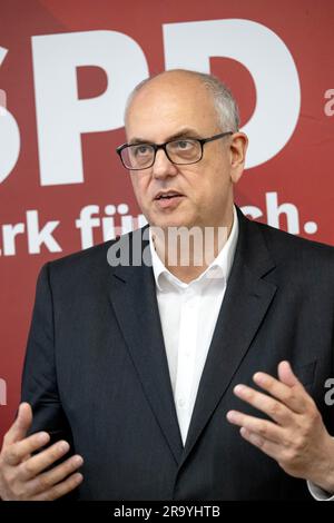 Bremen, Deutschland. 29. Juni 2023. Andreas Bovenschulte (SPD), Bürgermeister von Bremen, stellt die Kandidaten für den Senat auf einer Pressekonferenz vor. Kredit: Sina Schuldt/dpa/Alamy Live News Stockfoto