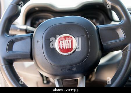 Die Insel Lefkada. Griechenland - 06.17.2023. Das Namensschild auf dem Lenkrad des italienischen Markierungsschilds Fiat. Stockfoto