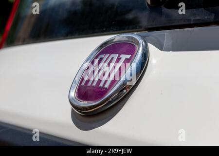 Die Insel Lefkada. Griechenland - 06.17.2023. Das Namensschild auf dem Auto des italienischen Autoherstellers Fiat. Stockfoto