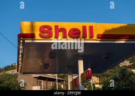 Die Insel Lefkada. Griechenland - 06.13.2023. Der Firmenname des amerikanischen Ölgroßteils Shell an einer seiner Tankstellen. Stockfoto