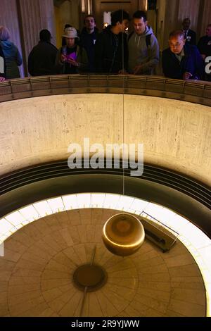 Touristen am Foucault Pendel in der Keck Central Rotunda Griffith Observatory Griffith Park Los Angeles Kalifornien USALos Angeles Kalifornien USA Stockfoto