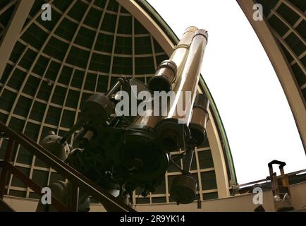 12-Zoll Zeiss Refrakting Telescope und 9½-Zoll Refrakting Telescope Piggyback Public Telescope Griffith Observatory Los Angeles Kalifornien USA Stockfoto