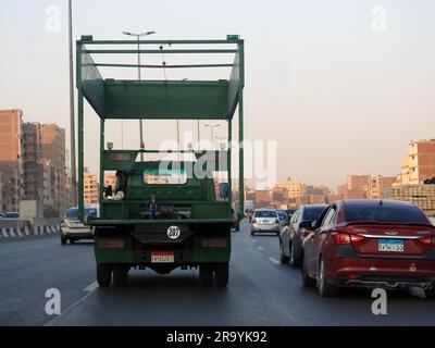Kairo, Ägypten, Juni 23 2023: An Elektrofahrzeugen montierte Hebebühne auf einem Tieflader für den Notfalltransport von Autos, die gewartet werden müssen, A Stockfoto