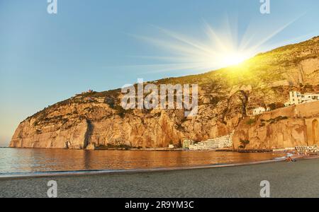 Blick auf die Amalfiküste und das Dorf Meta, Italien. Strandresort. Stockfoto