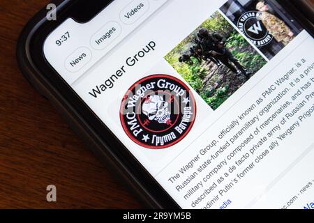 Google-Suchergebnis der Wagner Group auf einem iPhone. Die Wagner Group ist eine staatlich finanzierte russische paramilitärische Organisation (PMC Wagner) Stockfoto