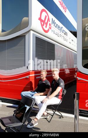 Spielberg, Österreich. Juni 29. 2023. Formel 1: Rolex-Grand-Prix auf dem Red Bull Ring, Österreich. Abbildung: Nico Hulkenberg (GER) vom MoneyGram Haas F1 Team und Kevin Magnussen (DEN) vom MoneyGram Haas F1 Team © Piotr Zajac/Alamy Live News Stockfoto
