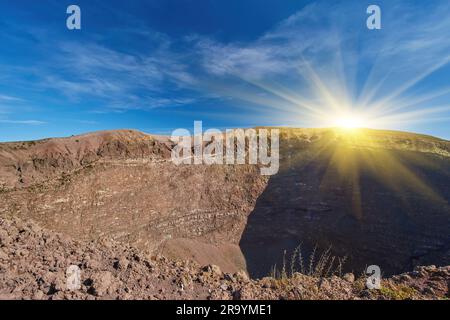 Krater des Vesuv, Neapel, Italien - Blick auf den Wanderweg Stockfoto