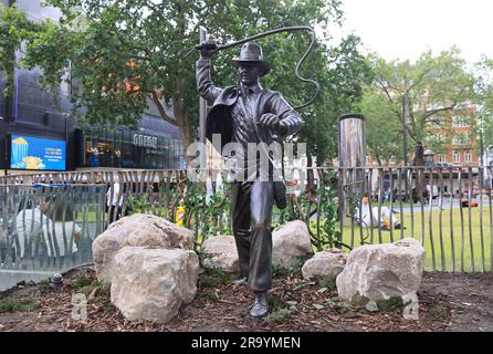 Die Bronzestatue von Harrison Ford als Indiana Jones, seine ikonische Entdeckerfigur, wurde am Leicester Square enthüllt, um die Veröffentlichung des 5. Und wahrscheinlich letzten Films „Indiana Jones and the Dial of Destiny“ zu feiern. Die Figur trifft in den Szenen im Bereich The Square in London, Großbritannien, andere Filmikone Stockfoto