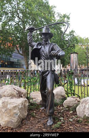 Die Bronzestatue von Harrison Ford als Indiana Jones, seine ikonische Entdeckerfigur, wurde am Leicester Square enthüllt, um die Veröffentlichung des 5. Und wahrscheinlich letzten Films „Indiana Jones and the Dial of Destiny“ zu feiern. Die Figur trifft in den Szenen im Bereich The Square in London, Großbritannien, andere Filmikone Stockfoto