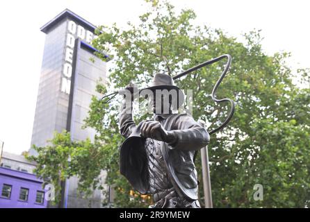 Die Bronzestatue von Harrison Ford als Indiana Jones, seine ikonische Entdeckerfigur, wurde am Leicester Square enthüllt, um die Veröffentlichung des 5. Und wahrscheinlich letzten Films „Indiana Jones and the Dial of Destiny“ zu feiern. Die Figur trifft in den Szenen im Bereich The Square in London, Großbritannien, andere Filmikone Stockfoto