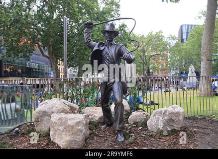 Die Bronzestatue von Harrison Ford als Indiana Jones, seine ikonische Entdeckerfigur, wurde am Leicester Square enthüllt, um die Veröffentlichung des 5. Und wahrscheinlich letzten Films „Indiana Jones and the Dial of Destiny“ zu feiern. Die Figur trifft in den Szenen im Bereich The Square in London, Großbritannien, andere Filmikone Stockfoto