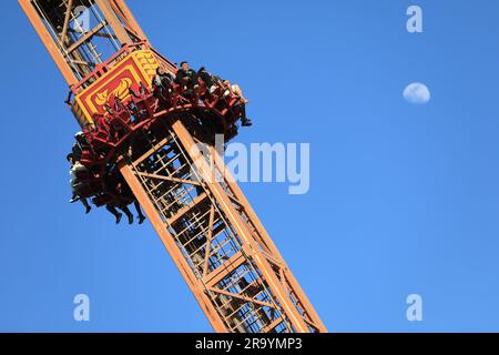 Bagdad, Irak. 29. Juni 2023. Während der Feierlichkeiten des Eid al-Adha-Urlaubs in Bagdad reiten die Menschen auf einem Turmspiel im Al-Zawraa Vergnügungspark. Eid al-Adha ist das heiligste Fest im Islam, bei dem Muslime Rinder und Schafe schlachten, um der Bereitschaft des Propheten Ibrahim (Abraham) zu gedenken, seinen Sohn Ishmael zu opfern. Kredit: Ameer Al-Mohammedawi/dpa/Alamy Live News Stockfoto