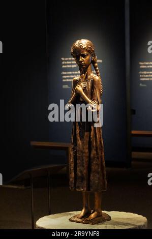Winnipeg, Manitoba, Kanada - 11 18 2014: Bitter Memory of Childhood Bronze Monument von ukrainischem Bildhauer Petro Drozdovsky gewidmet den Opfern der Stockfoto