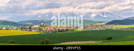 Spissky Stvrtok ist ein Dorf und eine Gemeinde im Bezirk Levoca in der Region Presov im Mittleren Osten der Slowakei. Hohe Tatra im Hintergrund Stockfoto