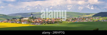 Spissky Stvrtok ist ein Dorf und eine Gemeinde im Bezirk Levoca in der Region Presov im Mittleren Osten der Slowakei. Hohe Tatra im Hintergrund Stockfoto