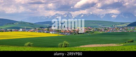 Spissky Stvrtok ist ein Dorf und eine Gemeinde im Bezirk Levoca in der Region Presov im Mittleren Osten der Slowakei. Hohe Tatra im Hintergrund Stockfoto