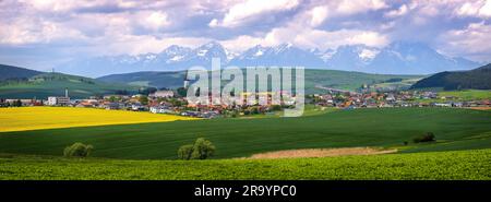 Spissky Stvrtok ist ein Dorf und eine Gemeinde im Bezirk Levoca in der Region Presov im Mittleren Osten der Slowakei. Hohe Tatra im Hintergrund Stockfoto