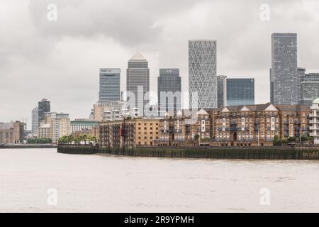 Wolkenkratzer der HSBC-Hauptverwaltung am Canada Square (entworfen von Sir Norman Foster), Canary Wharf, London, England, Großbritannien Stockfoto